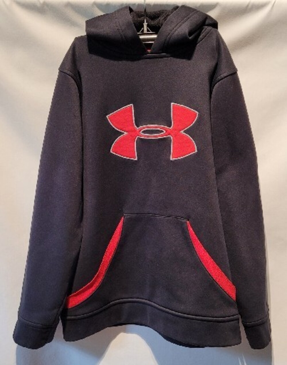 UNDER ARMOUR Black & Red Unisex Hooded Pullover Size YOUTH MEDIUM Logo Pockets